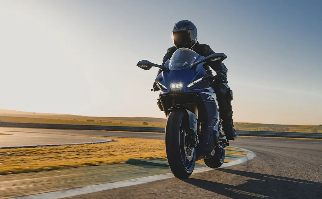 YAMAHA R7