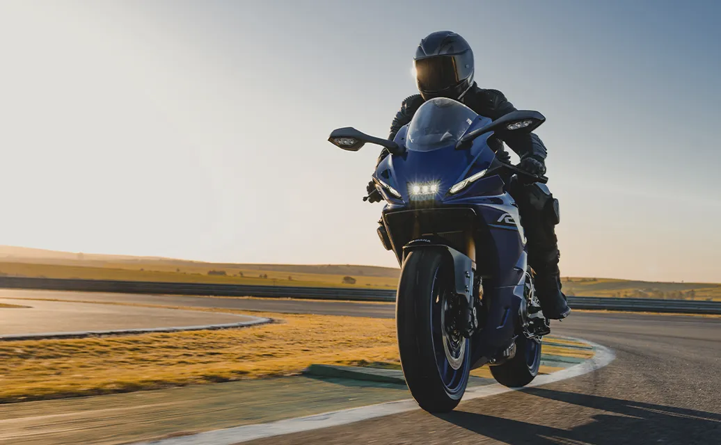 YAMAHA R7