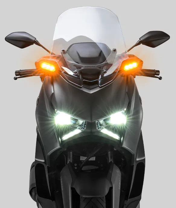 Vista frontal da moto destacando o design do farol LED